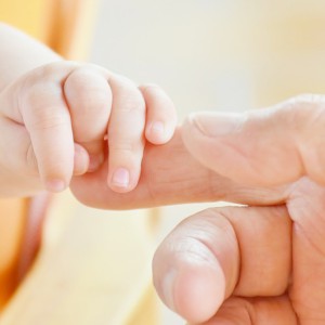 Congedo di paternità 2022, guida in 5 punti: regole, requisiti, durata e modalità per fare domanda