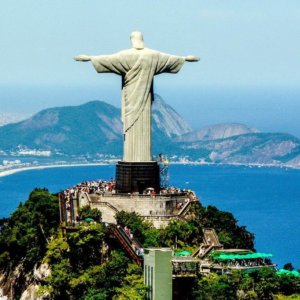 Christ the Redeemer di Rio De Janeiro menyala hijau: Lampu Enel di salah satu dari 7 keajaiban dunia