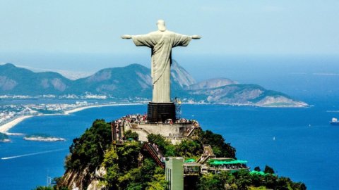 Christ the Redeemer in Rio De Janeiro lights up green: Enel's lights on one of the 7 wonders of the world