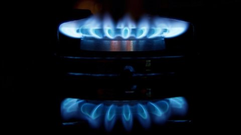 Italia a caccia di gas per ridurre dipendenza da Mosca: accordi con Algeria, Congo, Angola e Qatar