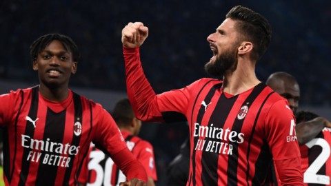 Milan capolista: espugna Napoli con un gol di Giroud e scavalca l’Inter ma la Juve è in rimonta