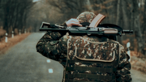 Guerra Russia-Ucraina: un soldato con un fucile sulle spalle