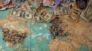 Cartina geografica e soldi