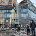 Ucraina, Kiev sotto attacco: Putin si vendica con una pioggia di missili russi. Trump: “Lasciamoli fare ancora un poco”