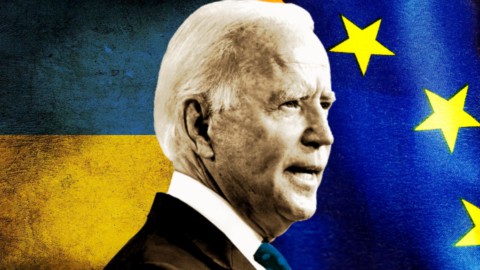 Biden con le bandiere di Ucraina e Ue