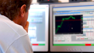 Borse: un trader guarda uno schermo