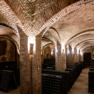 Monferrato, alla scoperta delle Cattedrali sotterranee di Canelli dove è nato lo spumante italiano