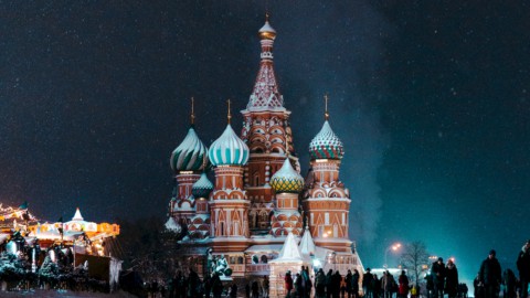 Consob alle società: “Chiarite i conti con Mosca”. Borse caute sulle trattative tra Russia e Ucraina