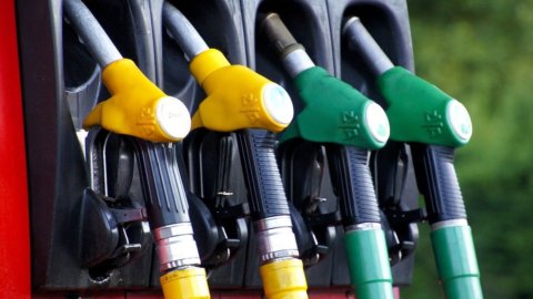 Benzina ai minimi da sei mesi: ecco i nuovi prezzi medi