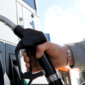 Prezzo benzina e diesel giù di 30,5 centesimi fino al 20 aprile: ecco cosa cambia con il decreto Ucraina 2