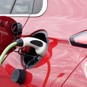 Auto elettriche, Acea: crescono le vendite in Europa dell’11,3%, ma in Italia calano del 19,6%. Bene l’auto di lusso