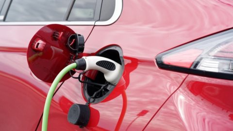 Mobilità sostenibile: cresce l’interesse per le auto elettriche in Italia. Ma restano preoccupazioni sui costi