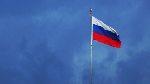 Russia, la Banca centrale ammette: “Le sanzioni colpiscono l’economia”. Ma Putin replica: “Falliranno”