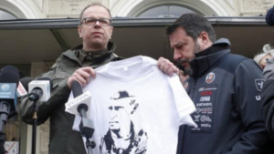 Salvini in Polonia: un sindaco gli consegna la maglietta di Putin