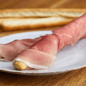 Prosciutto di San Daniele اٹلی کے آس پاس کے دورے پر: ریستوراں، شراب خانوں اور ہوٹلوں میں مظاہرے