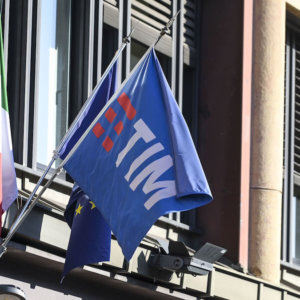 Borsa: Europa prudente, Milano sale con Tim. Rimbalzano moda e utility. Per Danieli maxi commessa