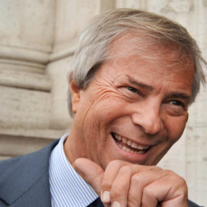 Vivendi, la disastrosa campagna d’Italia ha fatto perdere 4 miliardi ma ostacolare la vendita della rete Tim sarebbe l’ultimo boomerang