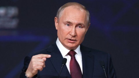 Putin tassativo: niente accordo con l’Ucraina senza Crimea e Donbass. Armi pesanti per Kiev