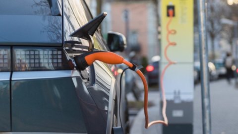 Mobilitate electrică: în Roma și Napoli, primatul stațiilor de încărcare auto în perspectiva anului 2035