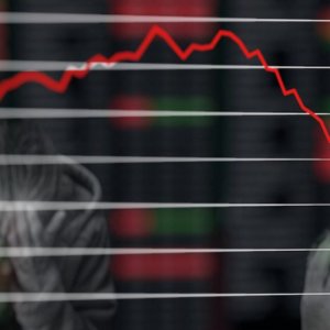 Borsa ultime notizie: listini in profondo rosso, pesa Wall Street. A Milano si salva solo Eni, tonfo delle banche. È iniziata la correzione?