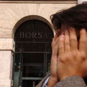 Borse di nuovo ko: Piazza Affari perde oltre il 3% ed è tra le peggiori. Spread cala a quota 205