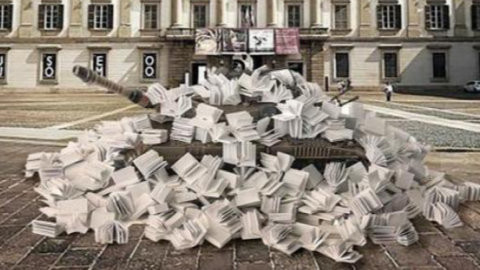 Municipality of Milan: installation of books on a tank as a symbol to stop the war