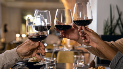 Vino, con il Covid aumentano gli appassionati: 9 su 10 lo bevono. Sempre più numerosi i giovani responsabili