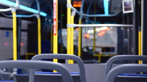 Trasporto pubblico locale in crisi post pandemia: passeggeri in calo nel 2022  e 2023 secondo Sanpaolo-Asstra