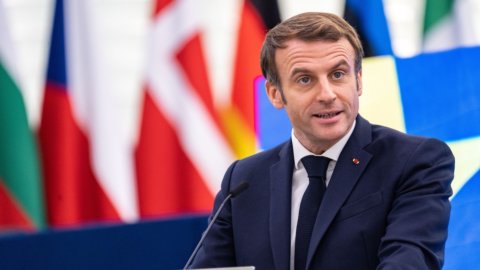 فرانسیسی انتخابات، میکرون دوبارہ صدر منتخب: انہوں نے لی پین کو 58٪ کے مقابلے میں 42٪ سے شکست دی۔ یورپ بھی جیت گیا۔