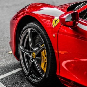 Borsa: la Ferrari sgomma a Milano, in ribasso Generali e Tim. Boom di Twitter (+25%) al Nasdaq