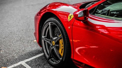 Ferrari, trimestre record : les bénéfices et les revenus s'envolent. La Rossa relève sa guidance et le titre s'envole en Bourse