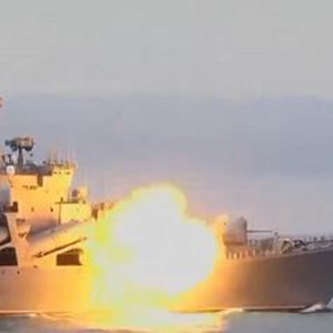 Russia, l’ammiraglia di Putin affonda in fiamme nel Mar Nero: Kiev rivendica il colpo, i russi negano