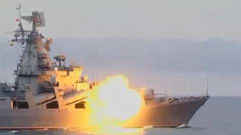 Russia, l’ammiraglia di Putin affonda in fiamme nel Mar Nero: Kiev rivendica il colpo, i russi negano