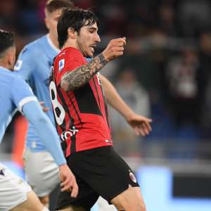 Lazio-Milan 1-2 membalikkan keunggulan klasemen: Rossoneri kembali ke puncak. Hari ini Sassuolo-Juve