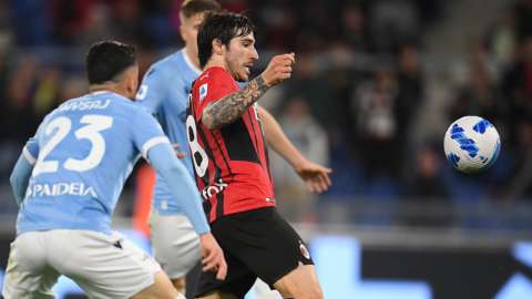 Lazio-Milan 1-2 şampiyonluk liderliğini bozdu: Rossoneri tekrar zirvede. Bugün Sassuolo-Juve