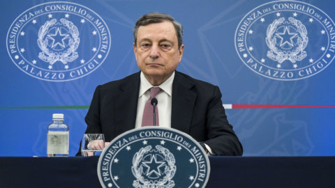 Sindaci: in mille firmano la lettera che chiede a Draghi di restare. Ira di Meloni, ma l’appello è bipartisan