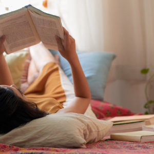 En la era digital, los jóvenes están redescubriendo la lectura: pero solo 3 de cada 10 lee al menos un libro al mes