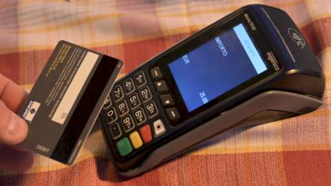 Multe ai negozianti senza Pos e fattura elettronica obbligatoria in regime forfettario: ok dal governo