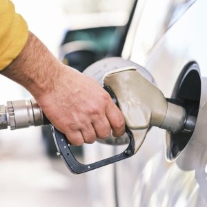 Prezzo benzina e diesel ancora in calo: ecco gli ultimi dati