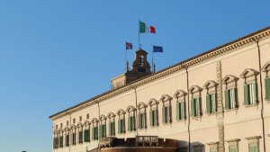 Veduta delle bandiere del Quirinale