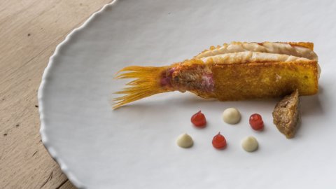 The red mullet in a bread crust by chef Rocco De Santis, two Neapolitan stars in the elegant Florentine lounge