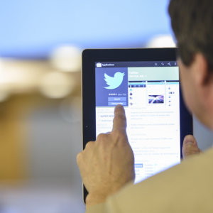 Twitter dezumflă și copleșește Nasdaq (-3%) care împinge toate bursele în jos: euro foarte slab