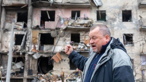 Massacro a Bucha, civili uccisi in strada dai russi e fosse comuni. Usa, Ue, Draghi: “Crimini di guerra saranno puniti”