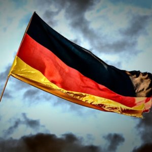 Borse ultime notizie: la Germania rallenta, ma i mercati in rialzo vedono tassi stabili. E l’auto si fa più elettrica