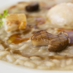 Risotto dengan jamur scampi dan porcini oleh chef Gennaro Russo, resep yang menggabungkan laut dan darat di pantai