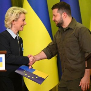 Ucraina, Von der Leyen visita Bucha e Kiev e rassicura Zelensky: “Il vostro futuro è nella Ue”