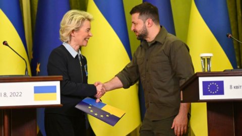 Ukraina, Von der Leyen mengunjungi Bucha dan Kiev dan meyakinkan Zelensky: "Masa depan Anda ada di UE"