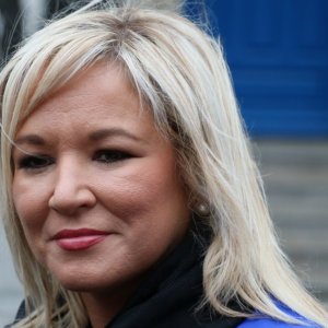 Elections en Irlande du Nord, le Sinn Féin l'emporte et célèbre un tournant historique. Michelle O'Neill porte un toast au triomphe