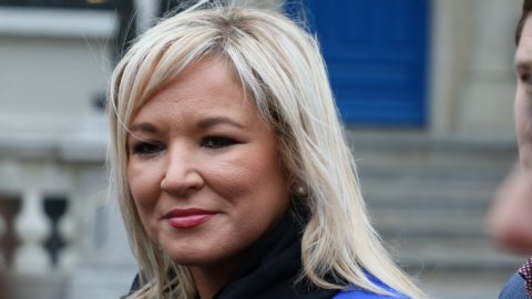 Pemilu Irlandia Utara, Sinn Féin menang dan merayakan titik balik bersejarah. Michelle O'Neill bersulang kemenangan