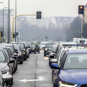 Mobilità: all’auto non si rinuncia. Gli italiani i più affezionati al mezzo privato per spostarsi in città